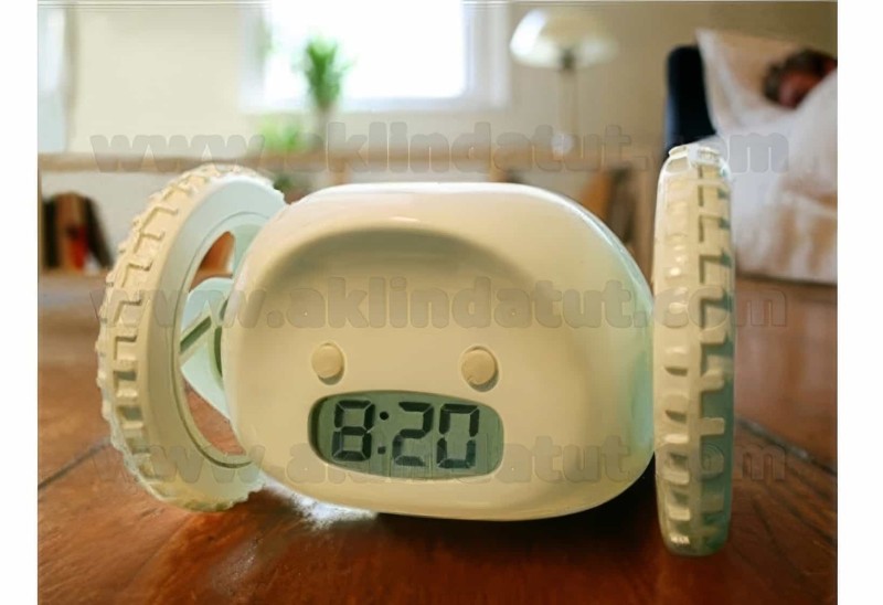 Alarm Çalınca Yüksekten Atlayıp Kaçan Clocky Alarmlı Saat - 4